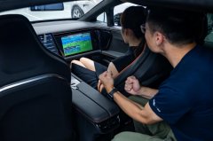 高合汽车“极客世界” | 在车里看个,球?